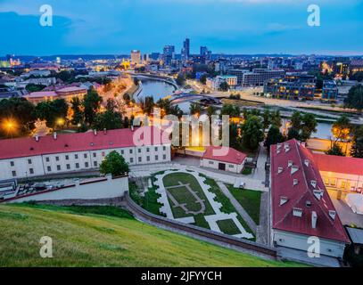 Vista sul fiume Neris verso Snipiskes, New City Center, tramonto, Vilnius, Lituania, Europa Foto Stock