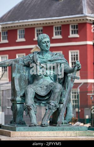 Statua di Costantino il Grande, il primo imperatore romano a convertirsi al Cristianesimo, York Minster, Città di York, North Yorkshire, Inghilterra Foto Stock