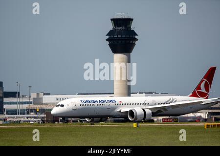 Turkish Airlines Boeing 787 Dreamliner atterra all'aeroporto di Manchester, Manchester, Inghilterra, Regno Unito, Europa Foto Stock