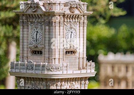 30 maggio 2022, Antalya, Turchia: Torre dell'orologio Dolmabahce con architettura turca sotto forma di modelli di dimensioni ridotte nel Parco in miniatura Dokuma Foto Stock