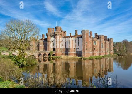 Il mattone costruito 15th secolo Herstmonceux Castello, East Sussex, Inghilterra, Regno Unito, Europa Foto Stock