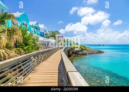 Un ponte pedonale sul sentiero Railway Trail a Bailey's Bay sulla North Shore, Bermuda, Atlantico, America Centrale Foto Stock