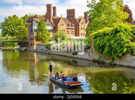 Punting sul fiume Cam vicino alla Biblioteca di Jerwood, Trinity Hall College, Cambridge, Cambridgeshire, Inghilterra, Regno Unito, Europa Foto Stock