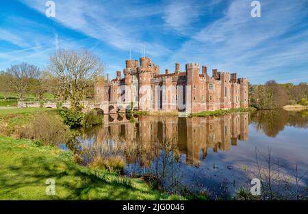 Il mattone costruito 15th secolo Herstmonceux Castello, East Sussex, Inghilterra, Regno Unito, Europa Foto Stock