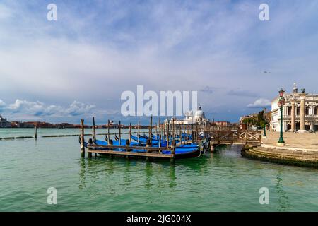 Vista della laguna veneta con gondole ormeggiate sul Canal Grande, Riva degli Schiavoni, Venezia, Patrimonio dell'Umanità dell'UNESCO, Veneto, Italia, Europa Foto Stock