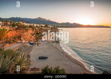 Vista della spiaggia e della costa di Playa de Calahonda all'alba a Nerja, Costa del Sol, Provincia di Malaga, Andalusia, Spagna, Mediterraneo, Europa Foto Stock