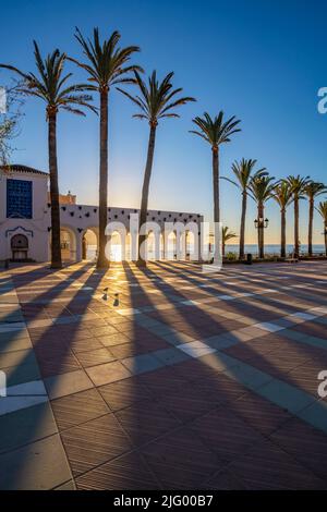 Vista di Plaza Balcon De Europa all'alba a Nerja, Costa del Sol, Provincia di Malaga, Andalusia, Spagna, Mediterraneo, Europa Foto Stock