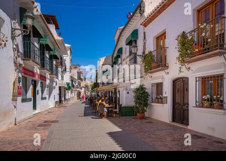 Vista di caffè e ristoranti nel centro storico di Nerja, Nerja, Costa del Sol, Provincia di Malaga, Andalusia, Spagna, Mediterraneo, Europa Foto Stock