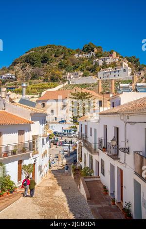 Vista delle case bianche e delle montagne sullo sfondo, Frigiliana, Provincia di Malaga, Andalusia, Spagna, Mediterraneo, Europa Foto Stock