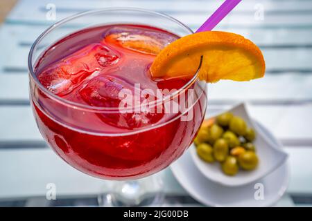 Sangria e olive sulla spiaggia di Playa de Burriana a Nerja, Costa del Sol, Provincia di Malaga, Andalusia, Spagna, Mediterraneo, Europa Foto Stock