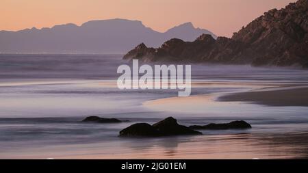 Al tramonto a Kogel Bay Beach, Western Cape, Sudafrica, Africa Foto Stock