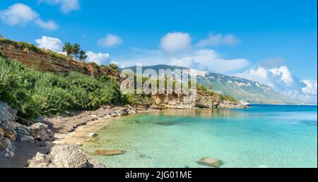 Paesaggio con spiaggia di Pessada a Cefalonia, isola Ionica, Grecia Foto Stock