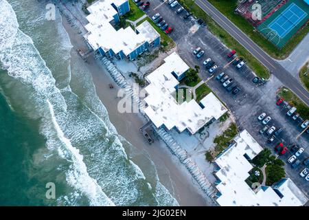 Vista aerea dall'alto di Condos vicino all'Oceano a North Topsail Beach Foto Stock