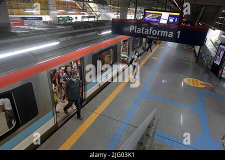 salvador, bahia, brasile - 30 giugno 2022: Passeggeri in attesa di un treno alla stazione della metropolitana aeroporto di Salvador. Foto Stock