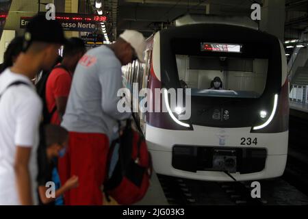 salvador, bahia, brasile - 30 giugno 2022: Passeggeri in attesa di un treno alla stazione della metropolitana aeroporto di Salvador. Foto Stock