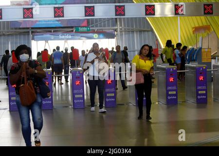 salvador, bahia, brasile - 30 giugno 2022: Passeggeri in attesa di un treno alla stazione della metropolitana aeroporto di Salvador. Foto Stock