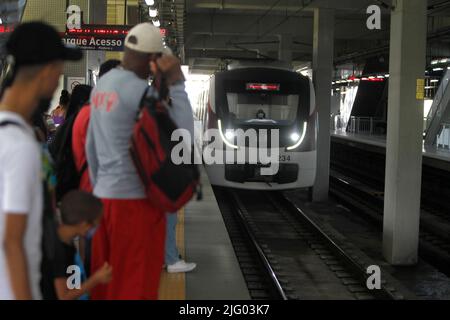 salvador, bahia, brasile - 30 giugno 2022: Passeggeri in attesa di un treno alla stazione della metropolitana aeroporto di Salvador. Foto Stock