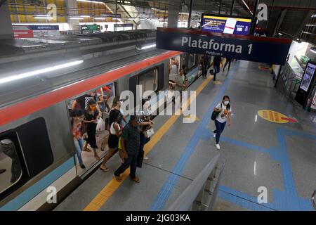 salvador, bahia, brasile - 30 giugno 2022: Passeggeri in attesa di un treno alla stazione della metropolitana aeroporto di Salvador. Foto Stock