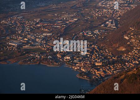 Vista sul lago d'Iseo al tramonto, con le alpi che lo incorniciano, vicino alla città di zone, Italia - Febbraio 2022. Foto Stock