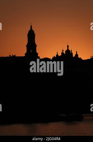 Kiev, Ucraina 21 maggio 2021: Holy Dormition Kiev-Pechersk Lavra al tramonto - il principale luogo ortodosso e uno dei primi monasteri in Kievan Rus Foto Stock