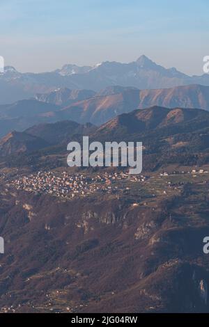 Le montagne tra la val camonica e la val seriana, vicino al lago d'iseo, durante l'ora d'oro di una giornata invernale vicino alla città di zone, Italia, febbraio 2022 Foto Stock