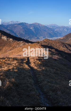 Le montagne tra la val camonica e la val seriana, vicino al lago d'iseo, durante l'ora d'oro di una giornata invernale vicino alla città di zone, Italia, febbraio 2022 Foto Stock