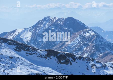 Le cime innevate e i ghiacciai della Valle d'Aosta e del Piemonte durante una giornata invernale di sole nei pressi della città di Biella, Italia - Febbraio 2022. Foto Stock