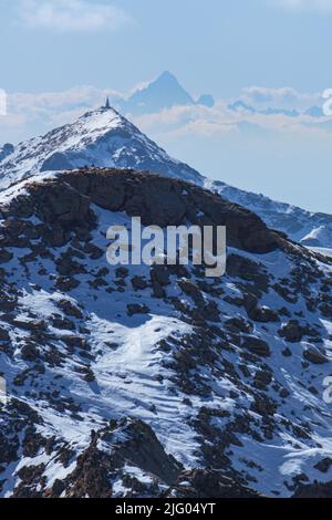 Le cime innevate e i ghiacciai della Valle d'Aosta e del Piemonte durante una giornata invernale di sole nei pressi della città di Biella, Italia - Febbraio 2022. Foto Stock