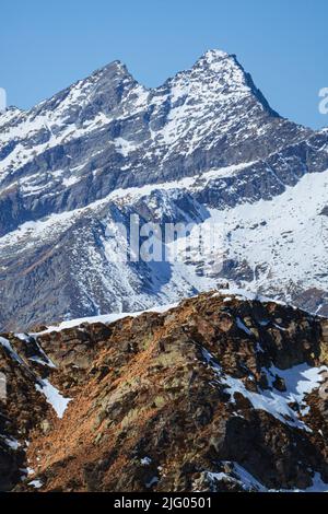 Le cime innevate e i ghiacciai della Valle d'Aosta e del Piemonte durante una giornata invernale di sole nei pressi della città di Biella, Italia - Febbraio 2022. Foto Stock