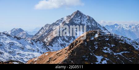 Le cime innevate e i ghiacciai della Valle d'Aosta e del Piemonte durante una giornata invernale di sole nei pressi della città di Biella, Italia - Febbraio 2022. Foto Stock