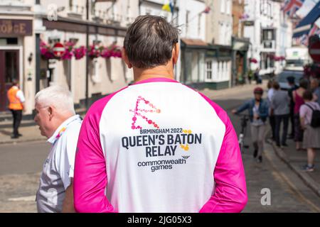 Eton, Windsor, Berkshire, Regno Unito. 6th luglio 2022. JUDO Olympian Ray Stevens portava il testimone a Windsor. Il Birmingham 2022 Queen's Baton Relay è venuto a Eton High Street e Windsor Bridge questa mattina. Il convoglio si sta dirigendo verso l'isola di Wight. Credit: Maureen McLean/Alamy Live News. 6th luglio 2022. Il Birmingham 2022 Queen's Baton Relay è venuto a Eton High Street e Windsor Bridge questa mattina. Il convoglio si sta dirigendo verso l'isola di Wight. Credit: Maureen McLean/Alamy Live News Foto Stock