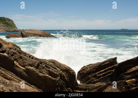 onde che si infrangono contro le rocce Foto Stock