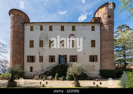 Vista sul Castello di Pralormo, famoso per il suo giardino pieno di tulipani in primavera, Piemonte, Italia Foto Stock