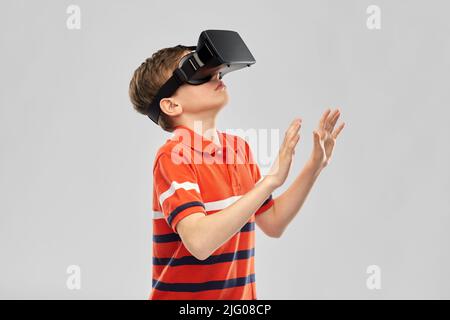 ragazzo in occhiali vr Foto Stock