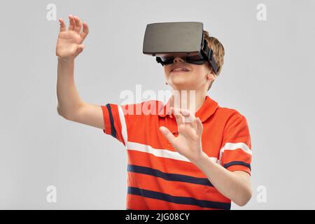 ritratto di ragazzo sorridente felice in occhiali vr Foto Stock