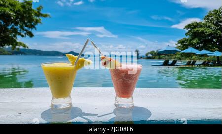 cocktail sul bordo di una piscina a sfioro di un hotel di lusso. cocktail di frutta colorati Foto Stock