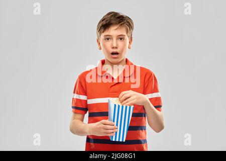 ragazzo che mangia popcorn Foto Stock