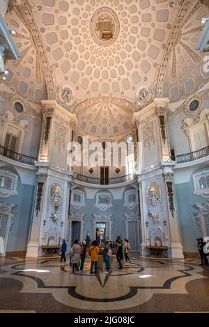 Isola Bella, Stresa, Italy, Apr. 2022 - interni di lusso di Palazzo Borromeo, palazzo in stile barocco costruito nel 17th secolo Foto Stock