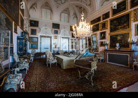 Isola Bella, Stresa, Italy, Apr. 2022 - interni di lusso di Palazzo Borromeo, palazzo in stile barocco costruito nel 17th secolo Foto Stock