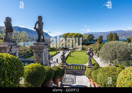 Statue e sculture che decorano il giardino in stile italiano di Palazzo Borromeo a Isola Bella, Stresa, Italia Foto Stock