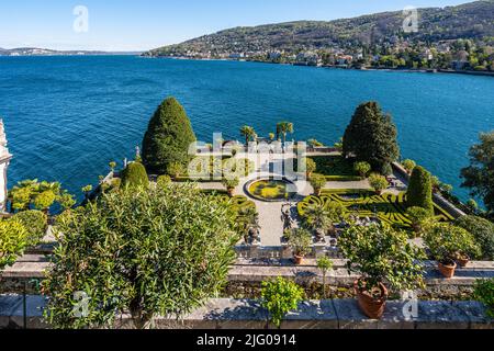 Una terrazza panoramica dei giardini in stile italiano dell'Isola Bella con vista sul Lago maggiore, Stresa, Piemonte, Italia Foto Stock