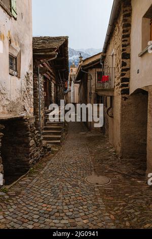 Il borgo di soglio, con le alpi svizzere sullo sfondo, durante una giornata invernale - marzo 2022. Foto Stock