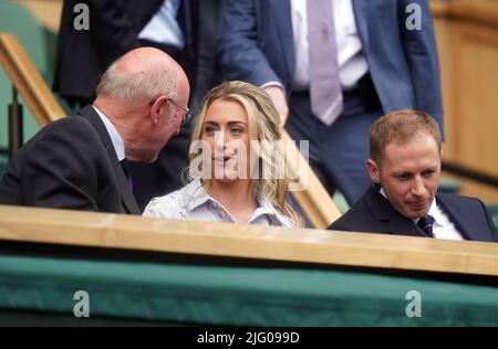 Dame Laura Kenny con il marito Sir Jason Kenny (a destra) parla con il presidente dell'AELTC Ian Hewitt (a sinistra) il giorno dieci dei campionati di Wimbledon 2022 all'All England Lawn Tennis and Croquet Club, Wimbledon. Data foto: Mercoledì 6 luglio 2022. Foto Stock