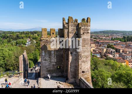 Valleggio sul Mincio, Veneto, Italia, 2022 aprile - il Castello Scaligero medievale offre una vista panoramica dall'alto Foto Stock