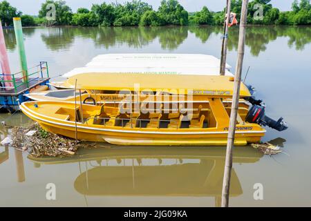 sidoarjo, Indonesia - Novembre 10 2021 : la nave nel parco turistico marino di Tlocor con acqua torbida e sporca un sacco di rifiuti Foto Stock