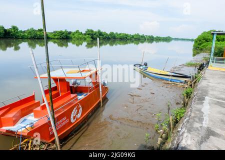 sidoarjo, Indonesia - Novembre 10 2021 : la nave nel parco turistico marino di Tlocor con acqua torbida e sporca un sacco di rifiuti Foto Stock