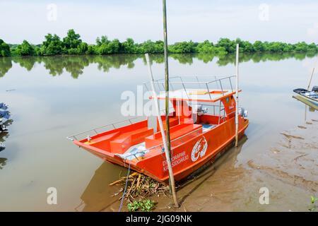 sidoarjo, Indonesia - Novembre 10 2021 : la nave nel parco turistico marino di Tlocor con acqua torbida e sporca un sacco di rifiuti Foto Stock