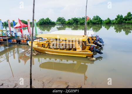 sidoarjo, Indonesia - Novembre 10 2021 : la nave nel parco turistico marino di Tlocor con acqua torbida e sporca un sacco di rifiuti Foto Stock