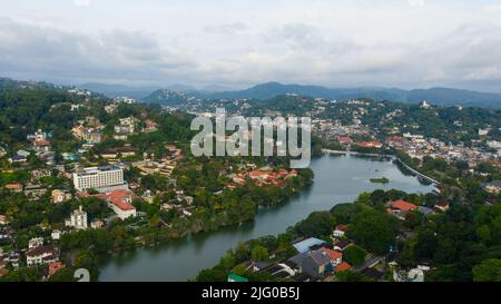 Il drone aereo del Lago di Kandy e la città di Kandy vista panoramica aerea. Vista dalla cima della montagna su Kandy. Foto Stock