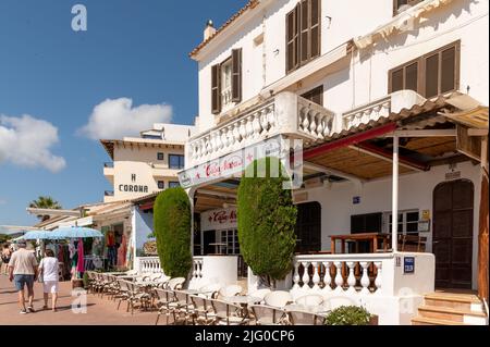 Cala Ratjada, Maiorca, Spagna; 25th giugno 2022: Case bianche tradizionali sul lungomare di Cala Ratjada Foto Stock